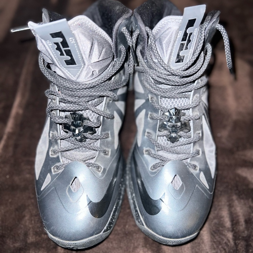 LeBron X size 11 - Picture 2 of 4